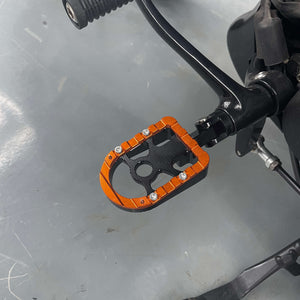 pe017307 hcmotorku cnc aluminum passenger footpegs touring 2020 orange effect